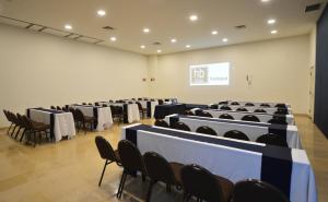 a conference room with tables and chairs and a screen at HB Xalapa in Xalapa +31 photos