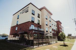 OttumwaにあるCobblestone Hotel & Suites - Ottumwaの前に柵がある建物