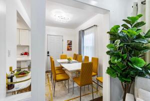 een eetkamer met een witte tafel en gele stoelen bij Beautiful renovated house in Downtown Napa 4BD 2BA in Napa