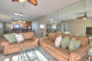 Ruang duduk di Crescent Shores South - 608