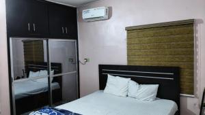 Ένα ή περισσότερα κρεβάτια σε δωμάτιο στο Oasis Place +29 φωτογραφίες