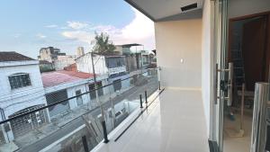 un balcon avec vue sur la ville dans l'établissement Casa Cop30, à Belém
