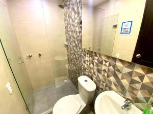 Un baño con inodoro y ducha de cristal. en Hotel Casa Lopez - Cartagena, en Cartagena de Indias 67 fotos más