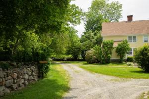 レッドヤード・センターにあるStonecroft Country Innの石垣・未舗装の家