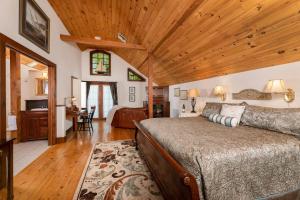 レッドヤード・センターにあるStonecroft Country Innの木製の天井が特徴のベッドルーム1室(ベッド1台付)