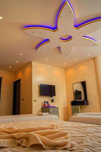 Televisyen dan/atau pusat hiburan di PYramiDs HuT ViEW HoTeL