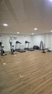 een fitnessruimte met diverse hometrainers in een kamer bij Apartamento na Praia dos Carneiros a 250m do mar in Praia dos Carneiros +35 foto's