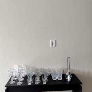 Una fila de vasos sobre una mesa negra. en Sobrado vista mar Piçarras, en Piçarras