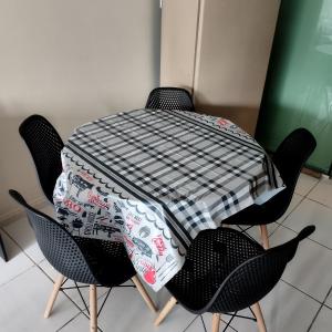 una mesa con una manta y dos sillas en Sobrado vista mar Piçarras, en Piçarras 22 fotos más