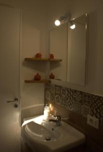 un baño con lavabo y espejo en Casa Vacanze Cipriano, en Casteldaccia 6 fotos más
