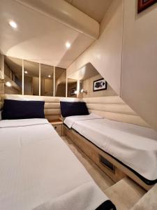 two beds in a small room with mirrors at Exclusive 2 in Cesme