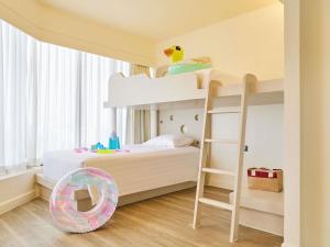 Ένα ή περισσότερα κρεβάτια σε δωμάτιο στο Pullman Pattaya Hotel G