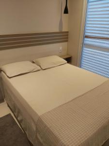 a large bed in a room with a window at Home of happiness in Monte Sião