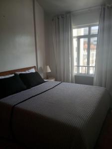a bedroom with a large bed with a window at Ita Green in Teresópolis