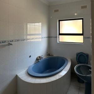 Et badeværelse på Hujeen Guest House