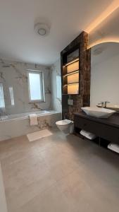 un bagno con lavandino, WC e vasca di Stylish house a Suceava