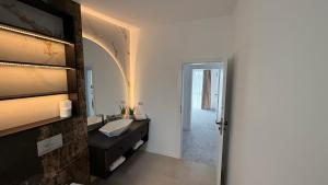 un bagno con lavandino e specchio di Stylish house a Suceava Altre 6 foto