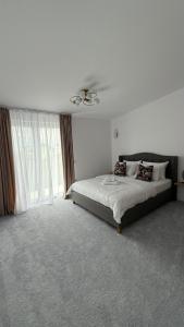 una camera da letto con un letto e una grande finestra di Stylish house a Suceava