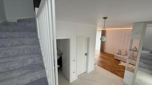un soggiorno con una scala e un divano di Stylish house a Suceava