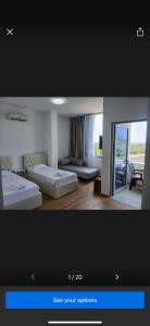 1 dormitorio con 2 camas y 1 sofá en una habitación en AMANTIUS APARTMENTS, en Borsh