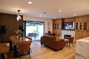 Μια τηλεόραση ή/και κέντρο ψυχαγωγίας στο Modern Luxury Huntington Beach Retreat