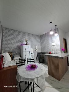a kitchen with a table with purple flowers on it at Apt estiloso in Sinop