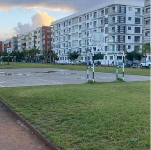 Un estacionamiento vacío frente a un edificio en Glorious NOUACEUR IMM A2, en Dah Hammou Ben Cheïkh