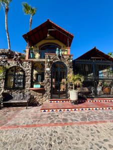 a building with palm trees in front of it at Suite Atún - Justo Centro y a Pasos de la Playa in Loreto