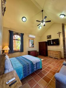 a bedroom with a bed and a ceiling fan at Suite Atún - Justo Centro y a Pasos de la Playa in Loreto