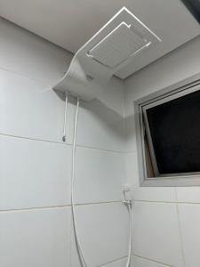 a bathroom with a ceiling fan and a window at Diamante de Ribeirão Conforto e ótima localização! in Ribeirão Preto +16 photos