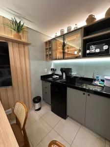 a kitchen with a sink and a counter top at Diamante de Ribeirão Conforto e ótima localização! in Ribeirão Preto