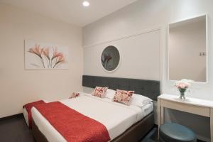 Postel nebo postele na pokoji v ubytování Value Hotel Balestier