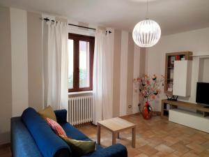 a living room with a blue couch and a table at La Castellina 23 in Sulmona