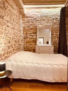 Una cama o camas en una habitación de Le cosy pierre scize