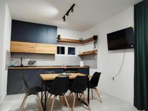 a kitchen and dining room with a table and chairs at Prokuplje Lux in Prokuplje