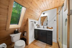 Ένα μπάνιο στο Alpine A-Frame at Calm Ridge Treehouses +13 φωτογραφίες