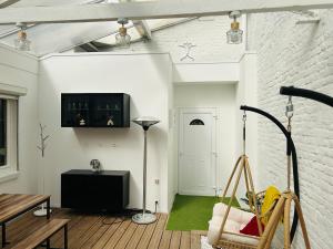 a living room with a white brick wall at Green Love Suite in Tourcoing