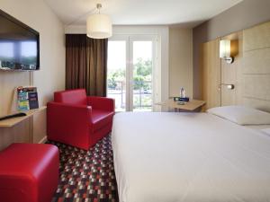 Un pat sau paturi într-o cameră la ibis Styles Chinon +59 fotografii