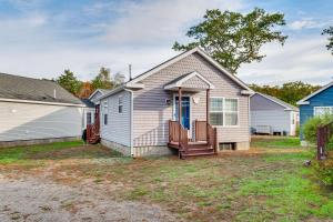 ein Haus mit einer Veranda und einem Hof in der Unterkunft 2 Mi to Moody Beach, Amenity Access Wells Getaway in Wells