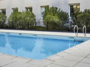 Piscina de la sau aproape de Aparthotel Adagio Access Bordeaux Rodesse