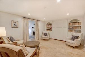 una sala de estar con sillas y una mesa en Elsewhere on Madison Square Garden, en Savannah