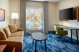 Un televizor și/sau centru de divertisment la Fairfield by Marriott Inn & Suites Alpharetta Avalon Area