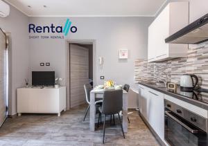 米兰Santa Giulia Olympic Arena Suite - 15 minutes from the Duomo的厨房配有桌椅和电视。