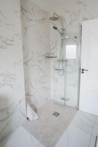 MalinにあるBalleeghan Houseの白い大理石の壁のバスルーム(シャワー付) +33枚の写真