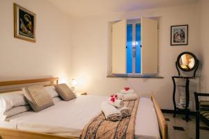 a bedroom with a bed with towels and a window at Appartamento Bouganville in Porto Alabe