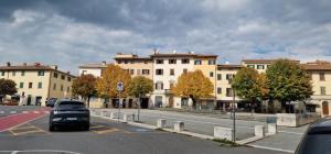 une voiture garée dans un parking en face des bâtiments dans l'établissement Mugello, vicino lago, Outlet, à Barberino di Mugello