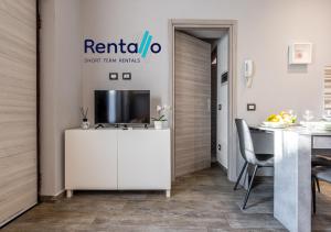 米兰Santa Giulia Olympic Arena Suite - 15 minutes from the Duomo的带电视和桌子的客厅