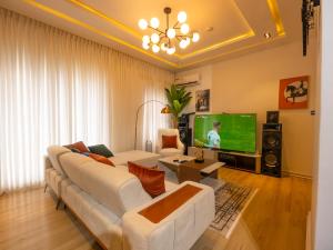 TV a/nebo společenská místnost v ubytování Xentral Luxury 5 Star Apartments