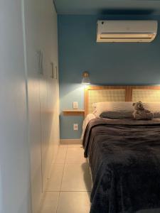 a bedroom with a bed and a blue wall at Complet apartment with air conditioning in Belém