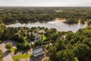 - une vue aérienne sur une maison au bord d'un lac dans l'établissement Private Lakefront Retreat The Cottage at Haven, à Swain